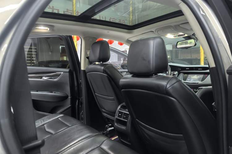 Used Cadillac XT5 2018 25T Luxury Model Interior 2