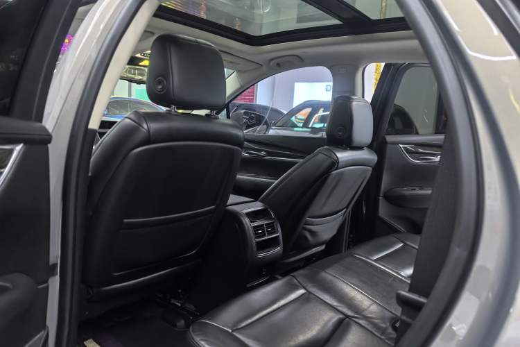 Used Cadillac XT5 2018 25T Luxury Model Interior 4
