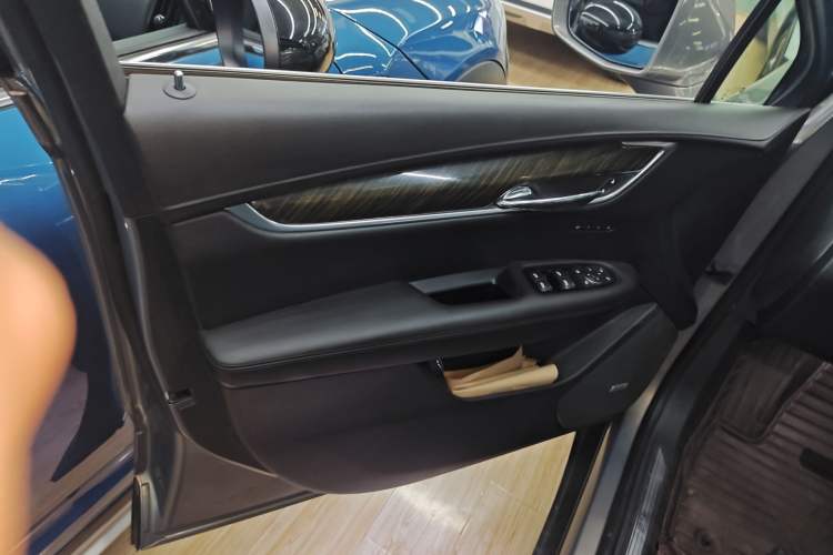 Used Cadillac XT5 2018 25T Luxury Model Left Front Door Interior