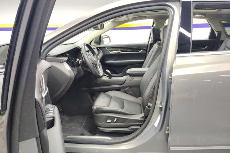 Used Cadillac XT5 2018 25T Luxury Model Left Front Seat