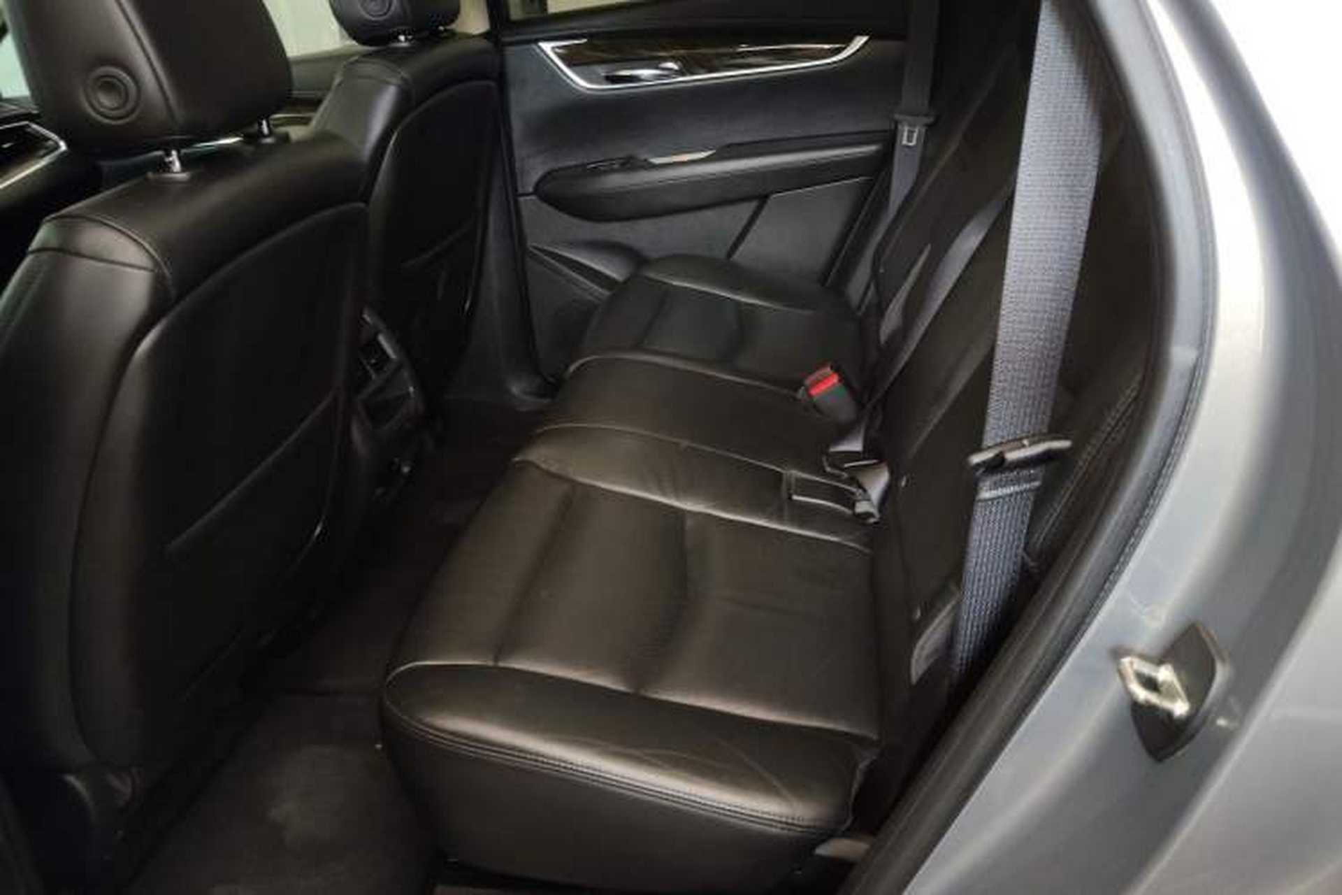 Used Cadillac XT5 2018 28T Four-Wheel Drive Luxury Model Left Rear Seat
