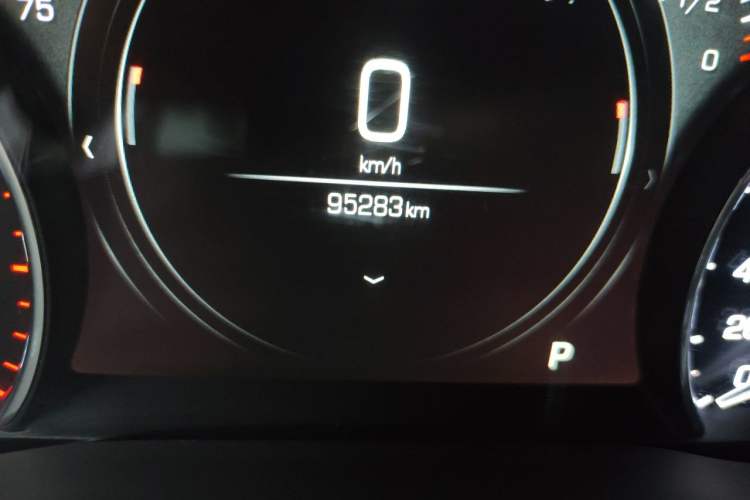 Used Cadillac XT5 2018 25T Luxury Model Odometer Close Up