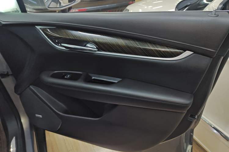 Used Cadillac XT5 2018 25T Luxury Model Right Front Door Interior