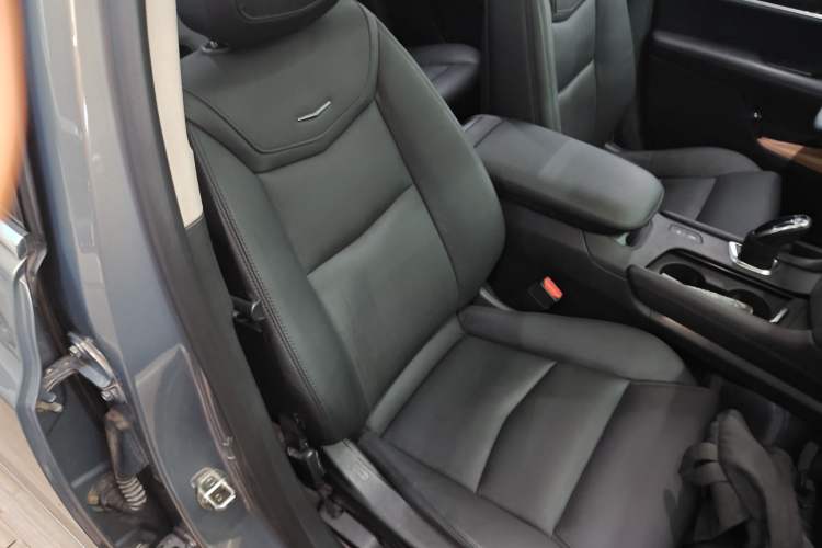 Used Cadillac XT5 2018 25T Luxury Model Right Front Seat