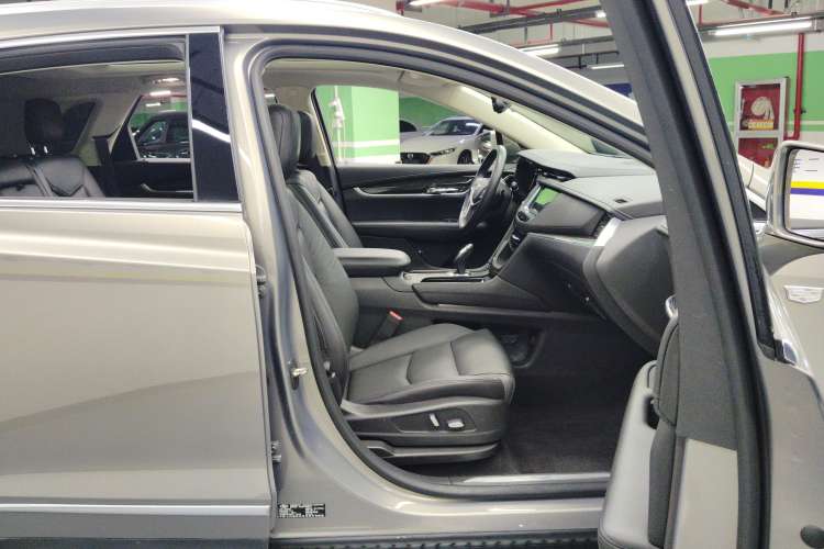 Used Cadillac XT5 2018 25T Luxury Model Right Front Seat