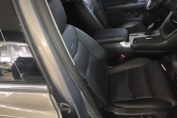 Used Cadillac XT5 2018 25T Luxury Model Right Front Seat