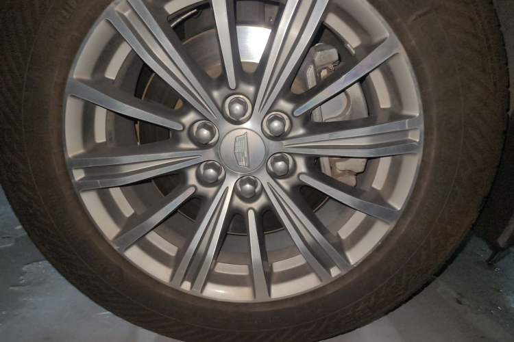 Used Cadillac XT5 2018 25T Luxury Model Right Front Wheel Hub