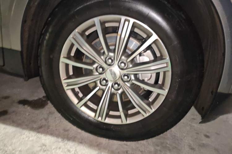 Used Cadillac XT5 2018 25T Luxury Model Right Front Wheel Hub