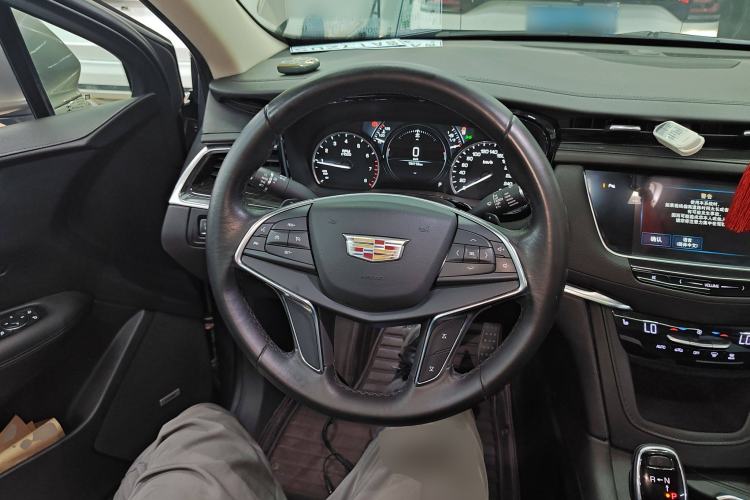 Used Cadillac XT5 2018 25T Luxury Model Steering Wheel