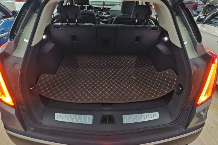 Used Cadillac XT5 2018 25T Luxury Model Trunk