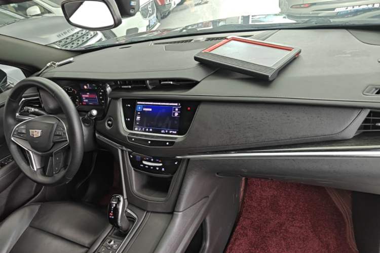 Used Cadillac XT5 2020 Revised Version 28T Luxury Edition Center Console