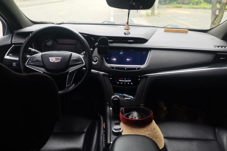 Used Cadillac XT5 2020 Revised Version 28T Luxury Edition Center Console