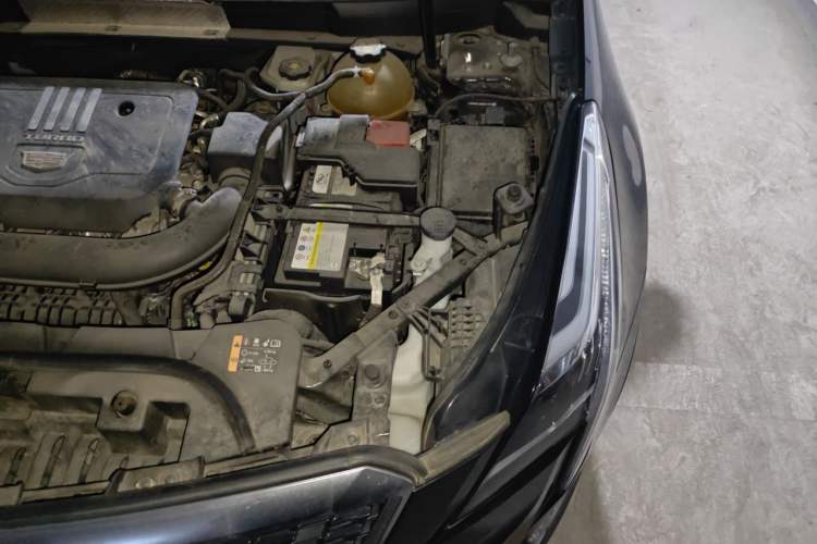 Used Cadillac XT5 2020 28T Luxury Version Engine Bay Left