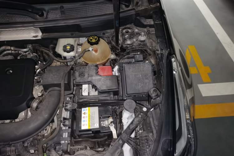 Used Cadillac XT5 2020 Revised Version 28T Luxury Edition Engine Bay Left