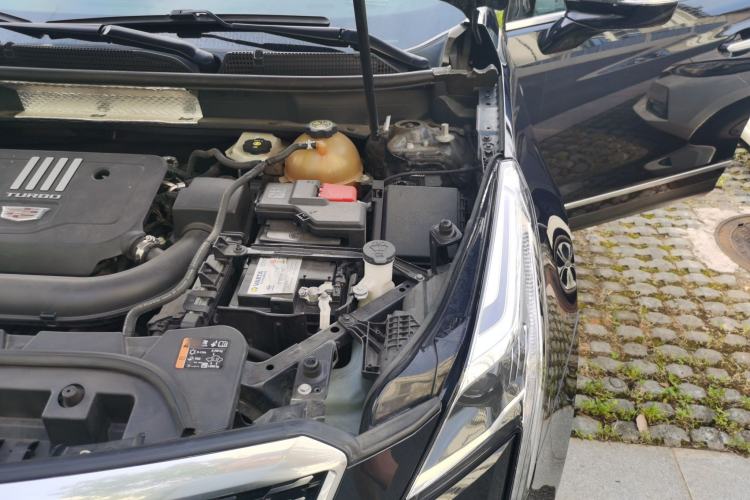 Used Cadillac XT5 2020 28T Luxury Version Engine Bay Left