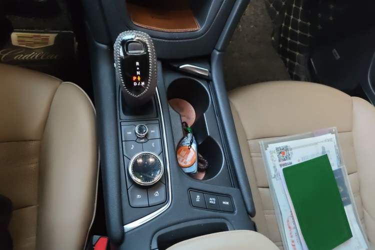 Used Cadillac XT5 2020 Facelift 28T All-Wheel-Drive Platinum Sport Edition Gear Lever