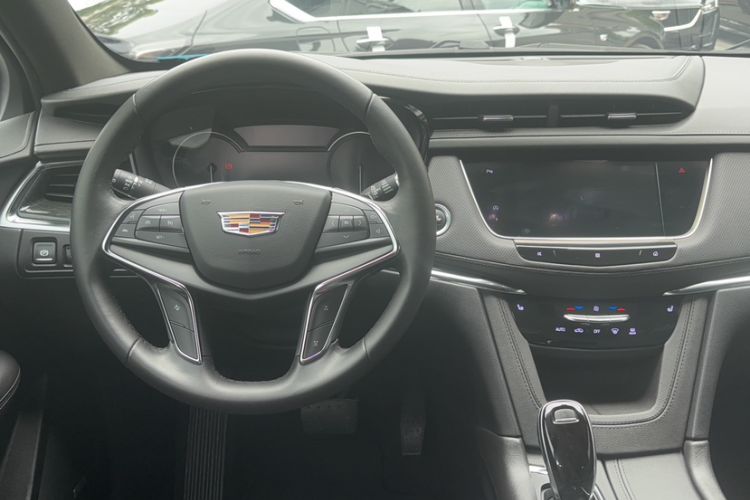 Used Cadillac XT5 2020 28T Luxury Version Interior 2