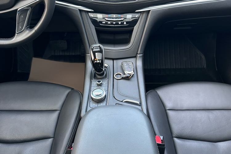 Used Cadillac XT5 2020 28T Luxury Version Interior 5