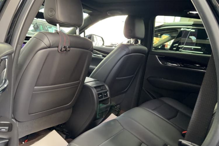 Used Cadillac XT5 2020 28T Luxury Version Interior 6