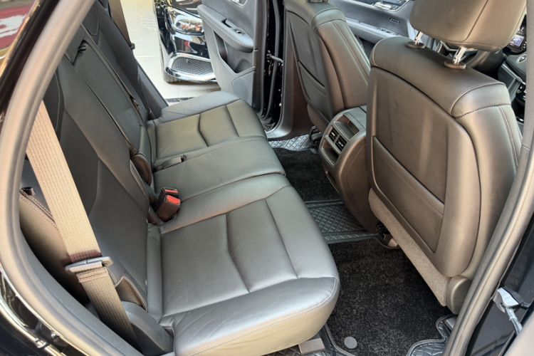 Used Cadillac XT5 2020 28T Luxury Version Interior 6