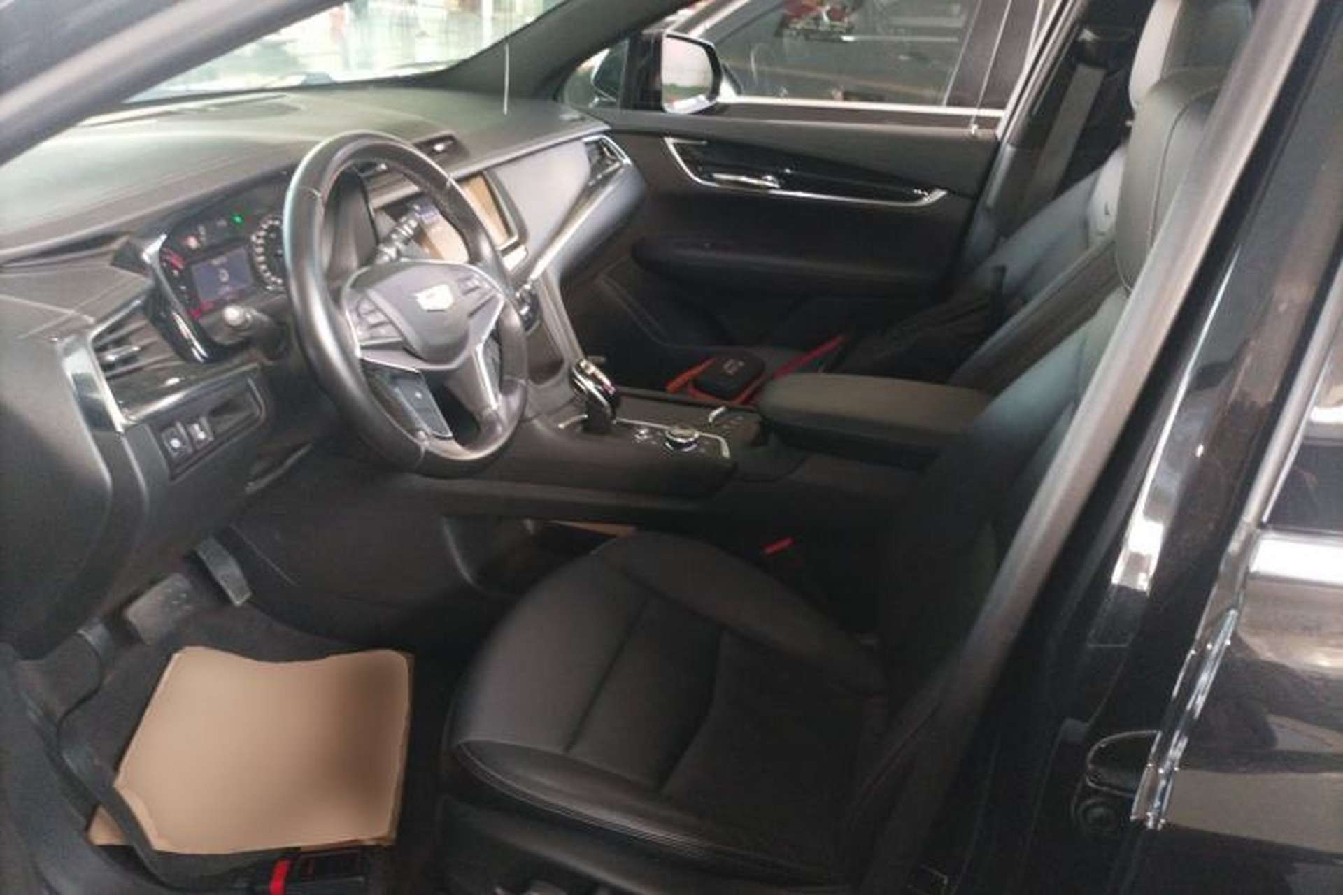 Used Cadillac XT5 2020 28T Luxury Version Left Front Seat