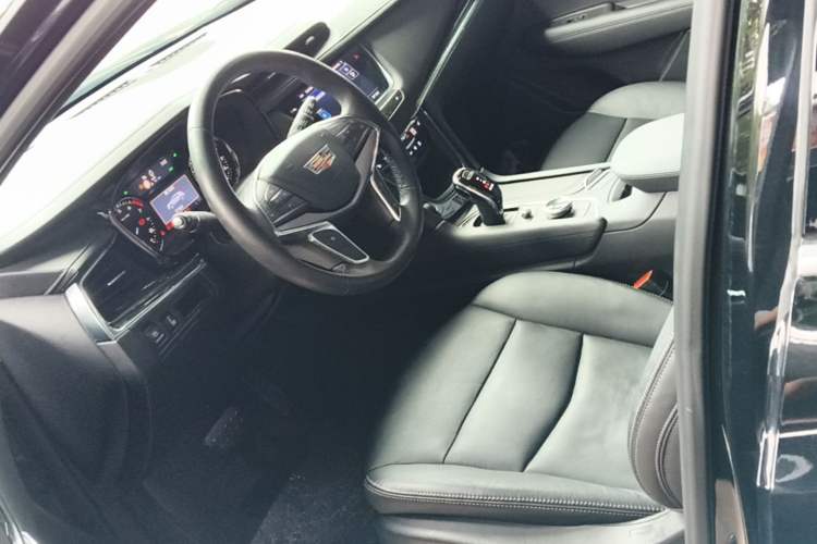 Used Cadillac XT5 2020 28T Luxury Version Left Front Seat