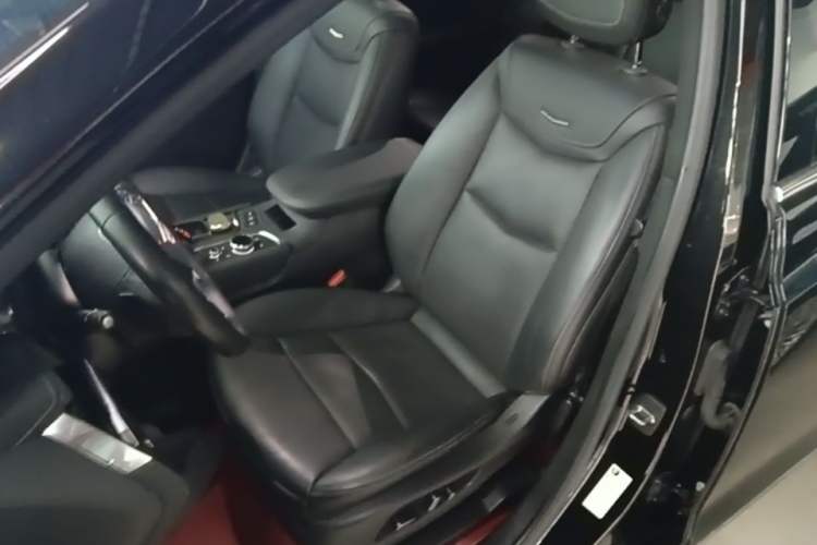 Used Cadillac XT5 2020 Revised Version 28T Luxury Edition Left Front Seat