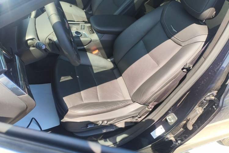 Used Cadillac XT5 2020 28T Luxury Version Left Front Seat