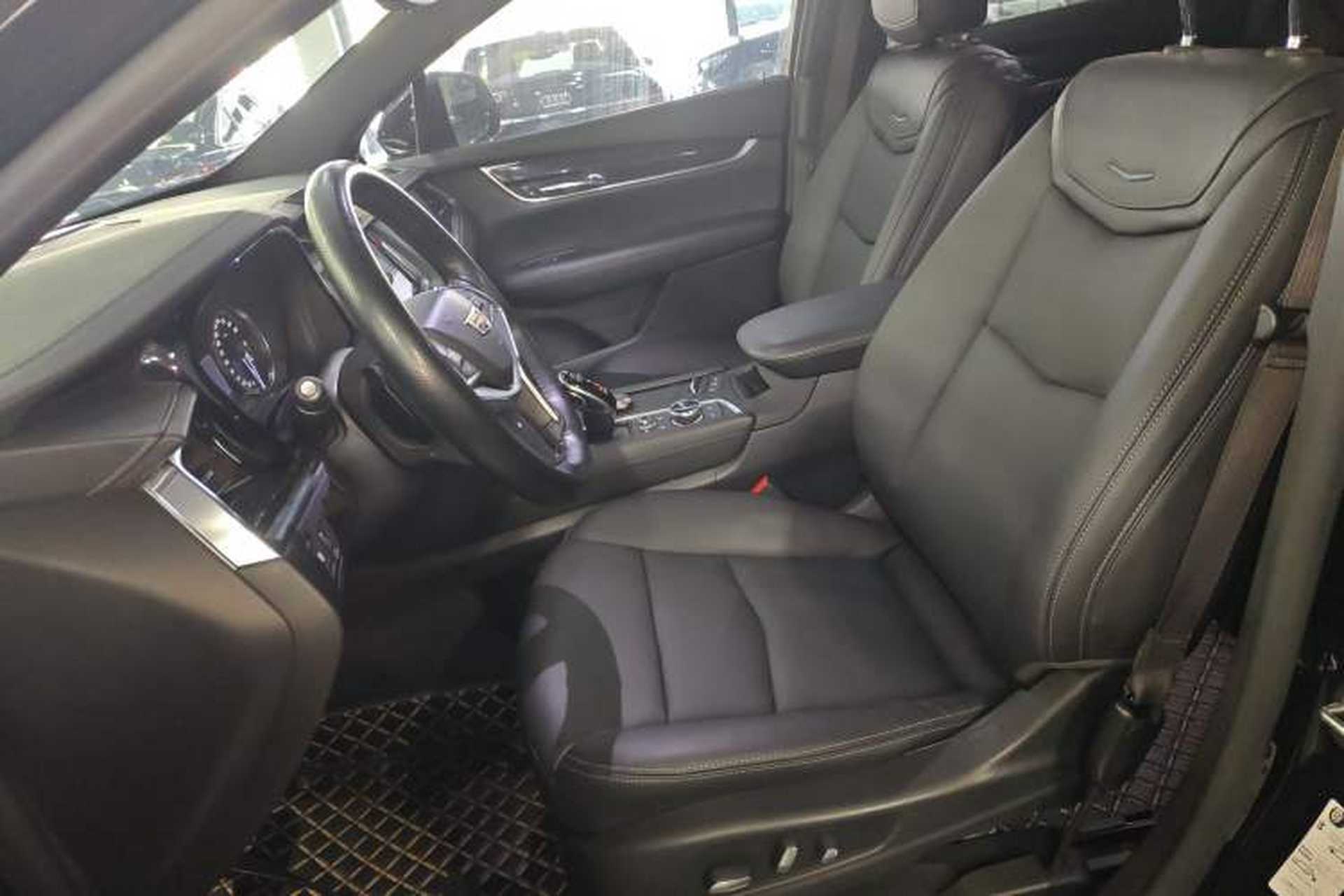 Used Cadillac XT5 2020 28T Luxury Version Left Front Seat