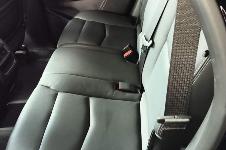 Used Cadillac XT5 2020 28T Luxury Version Left Rear Seat