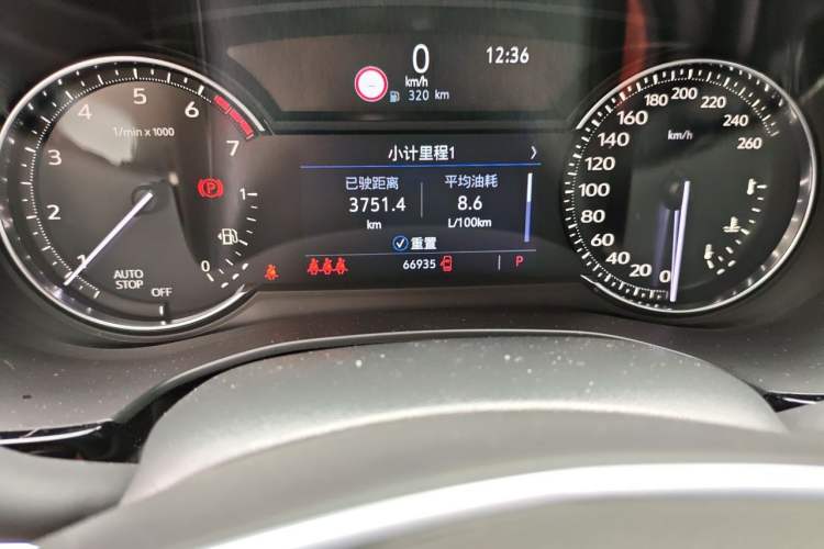 Used Cadillac XT5 2020 28T Luxury Version Odometer Close Up