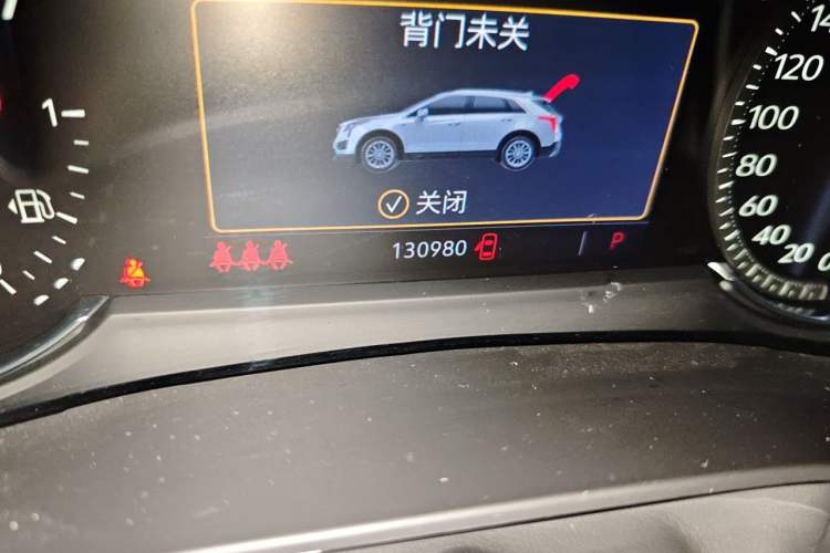 Used Cadillac XT5 2020 28T Luxury Version Odometer Close Up