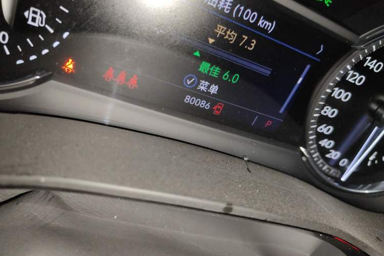 Used Cadillac XT5 2020 28T Luxury Version Odometer Close Up