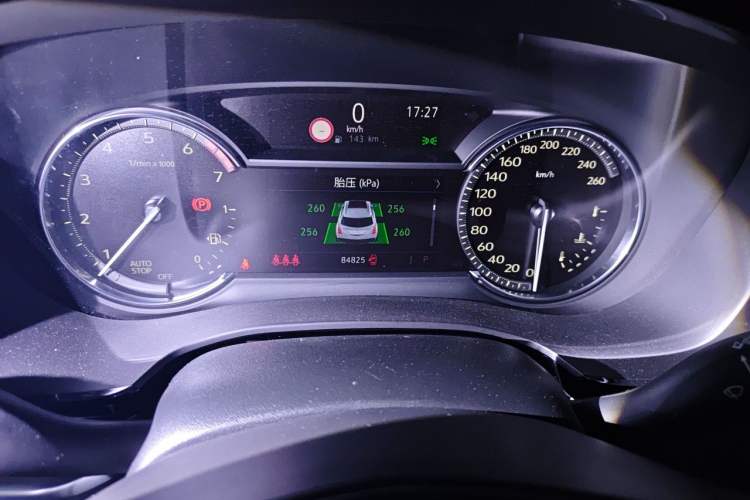 Used Cadillac XT5 2020 28T Luxury Version Odometer Close Up