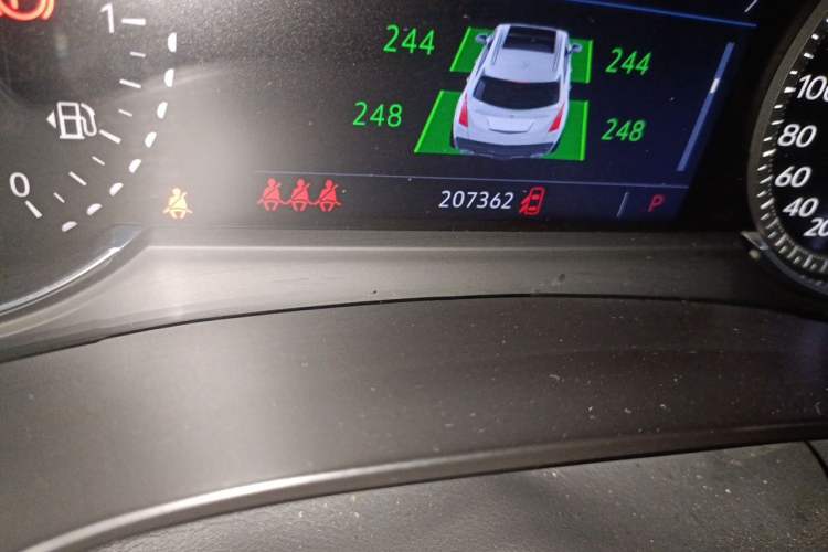 Used Cadillac XT5 2020 28T Luxury Version Odometer Close Up