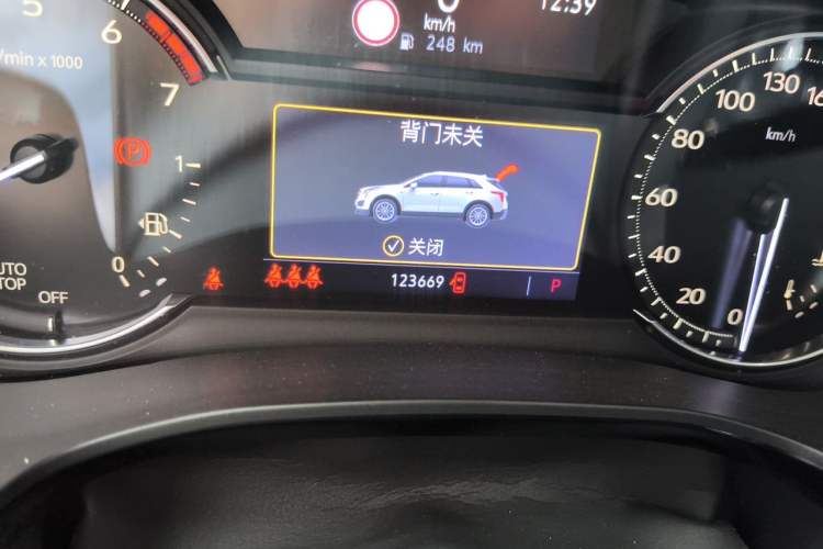 Used Cadillac XT5 2020 28T Luxury Version Odometer Close Up