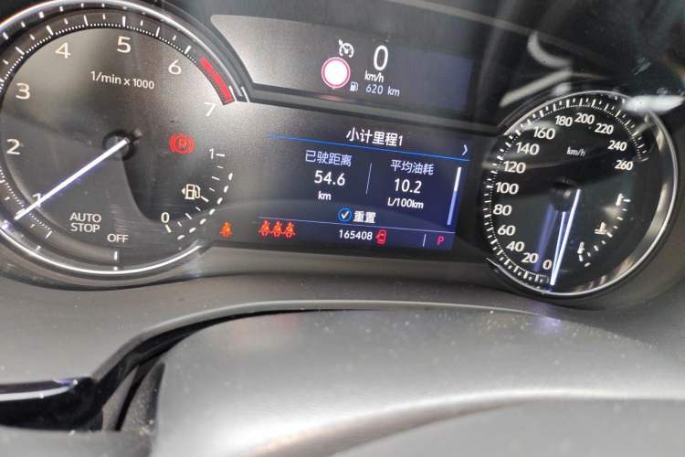 Used Cadillac XT5 2020 28T Luxury Version Odometer Close Up