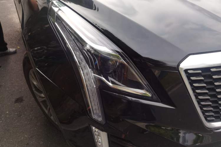 Used Cadillac XT5 2020 28T Luxury Version Right Front Headlight