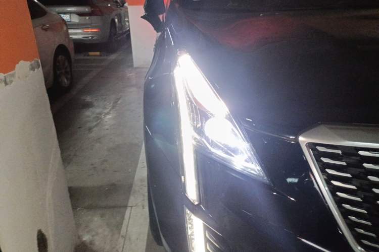 Used Cadillac XT5 2020 28T Luxury Version Right Front Headlight
