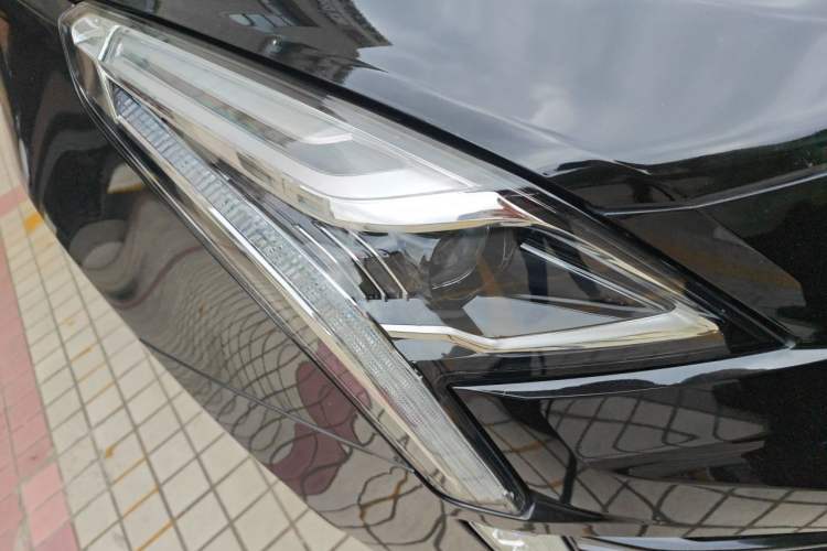 Used Cadillac XT5 2020 28T Luxury Version Right Front Headlight