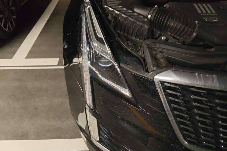 Used Cadillac XT5 2020 28T Luxury Version Right Front Headlight