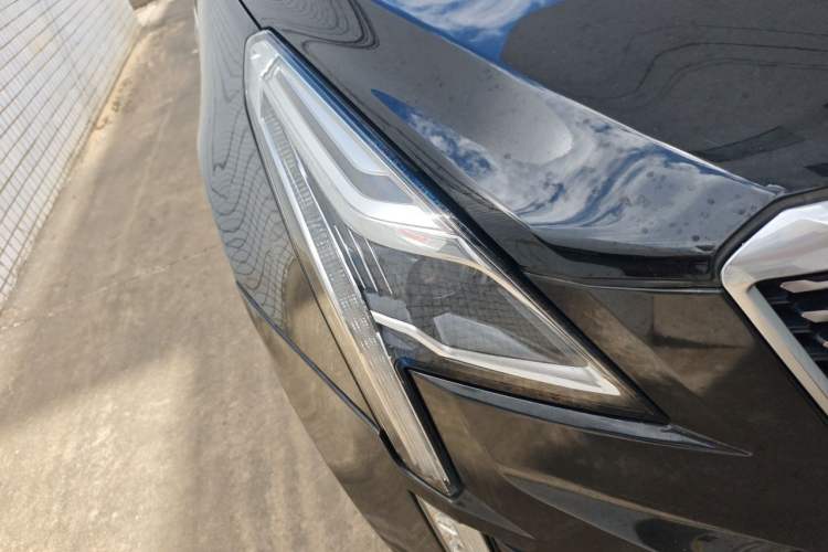 Used Cadillac XT5 2020 28T Luxury Version Right Front Headlight