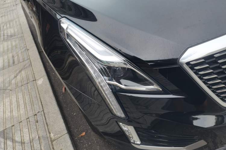 Used Cadillac XT5 2020 Revised Version 28T Luxury Edition Right Front Headlight