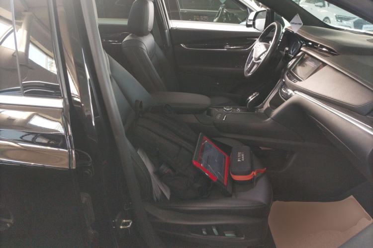 Used Cadillac XT5 2020 28T Luxury Version Right Front Seat