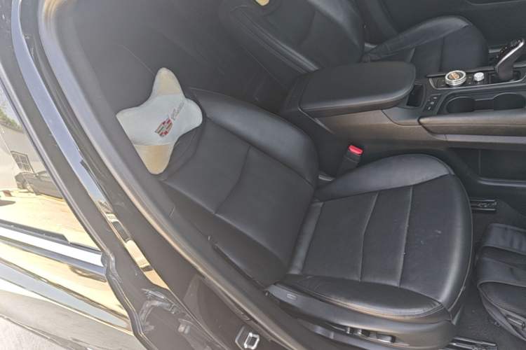 Used Cadillac XT5 2020 28T Luxury Version Right Front Seat