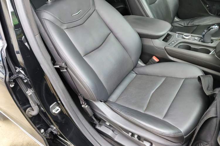 Used Cadillac XT5 2020 28T Luxury Version Right Front Seat