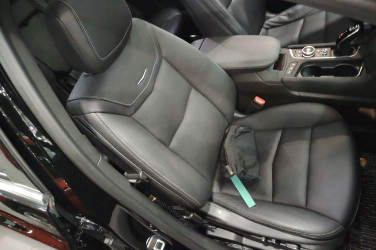Used Cadillac XT5 2020 Revised Version 28T Luxury Edition Right Front Seat
