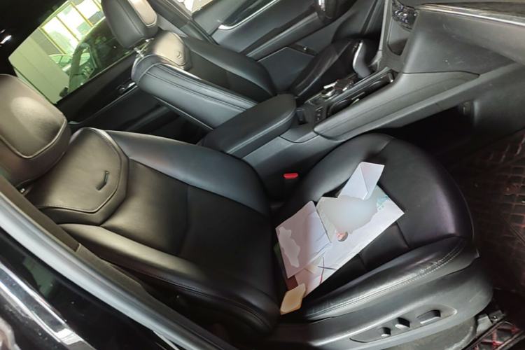 Used Cadillac XT5 2020 28T Luxury Version Right Front Seat