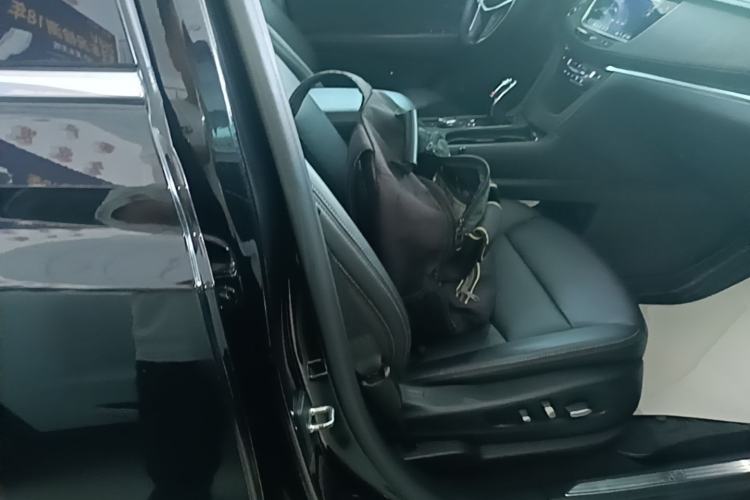 Used Cadillac XT5 2020 28T Luxury Version Right Front Seat
