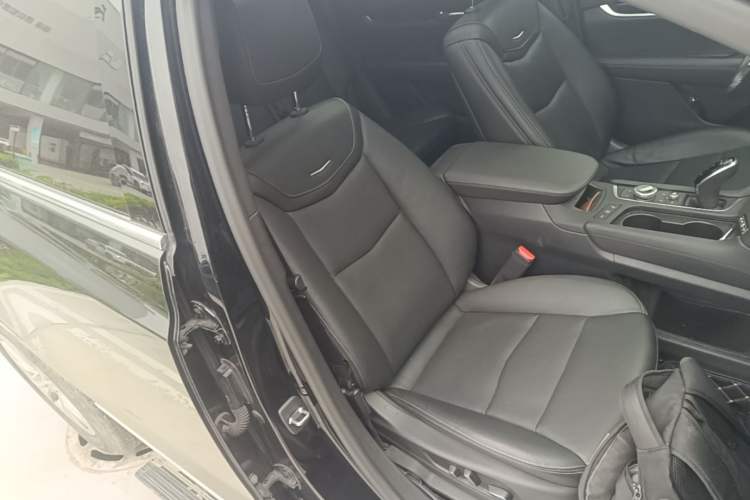 Used Cadillac XT5 2020 Revised Version 28T Luxury Edition Right Front Seat